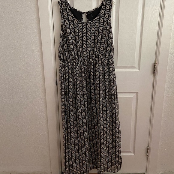Black and Cream patterned Maxi dress - Picture 1 of 4